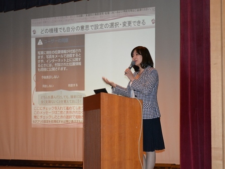 写真：講師　尾花紀子氏講演の様子