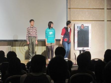 写真：スキット　北海道函館中部高等学校演劇部の様子